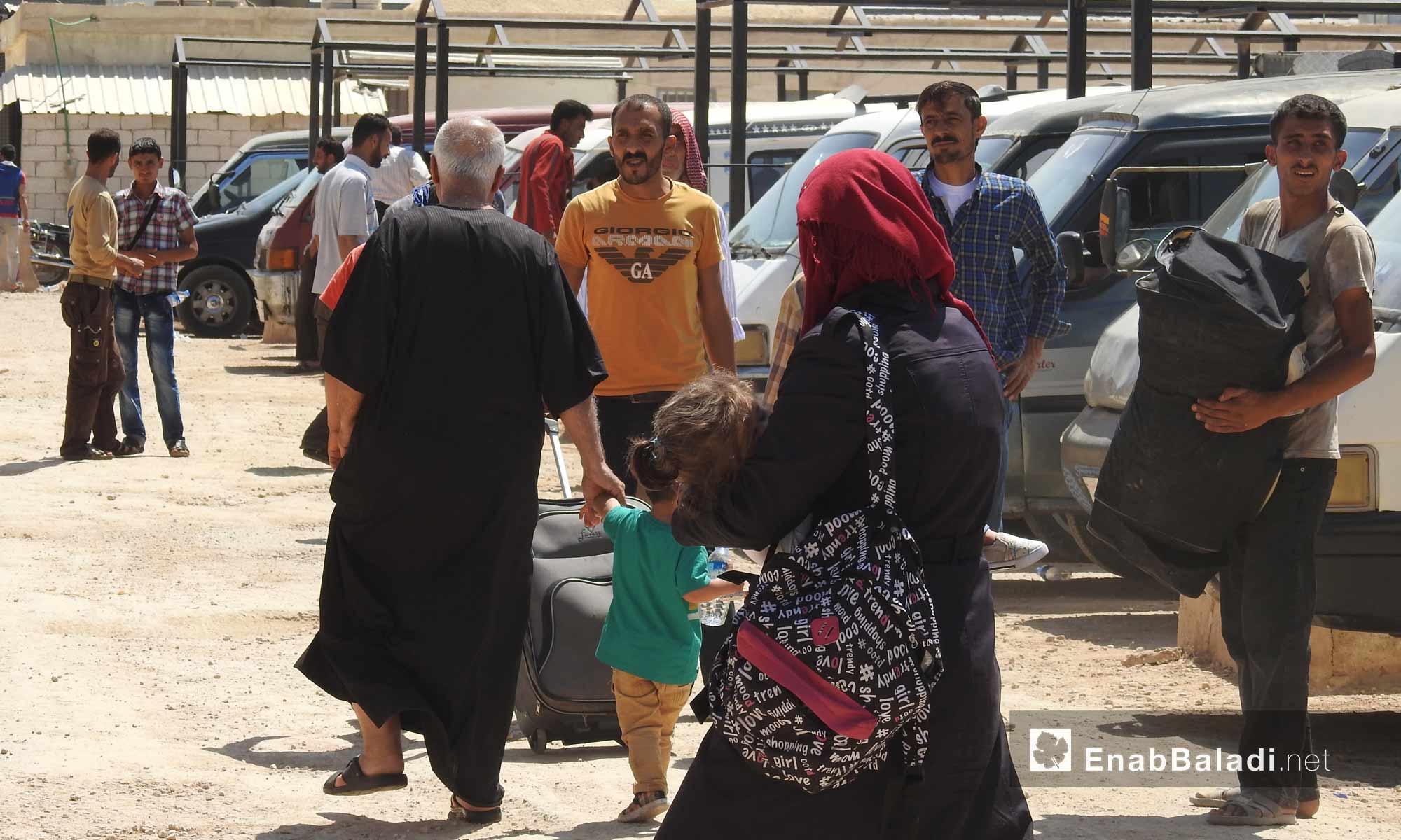 أهالي ريف حلب الشمالي المقيمين في تركيا أثناء زيارتهم شمال حلب عبر معبر باب السلامة - 13 حزيران 2017 - (عنب بلدي)