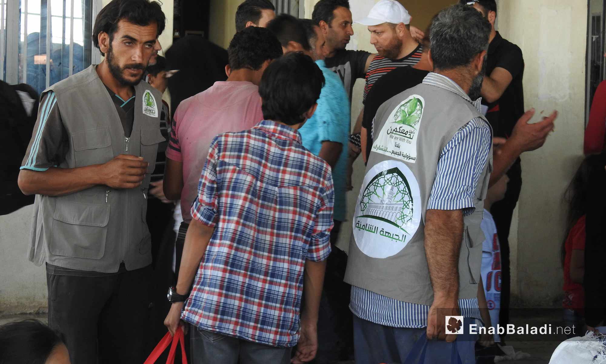 أهالي ريف حلب الشمالي المقيمين في تركيا أثناء زيارتهم شمال حلب عبر معبر باب السلامة - 13 حزيران 2017 - (عنب بلدي)