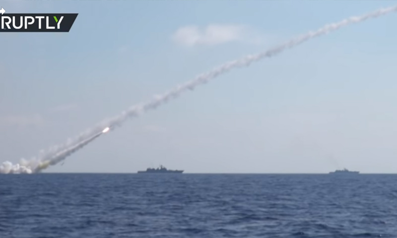 السفن الروسية تقصف مواقع لتنظيم الدولة في ريف حماة الشرقي - 23 حزيران 2017 - (يوتيوب)