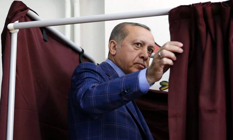 الرئيس التركي، رجب طيب أردوغان، وراء ستارة (AP)