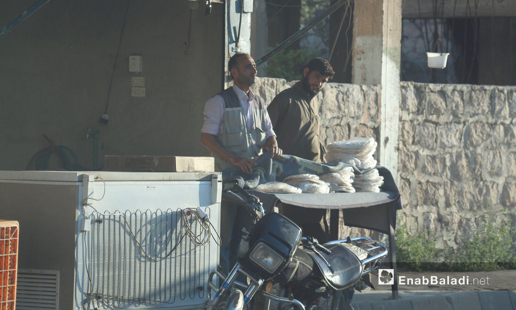 مركز بيع وتوزيع الخبز في مدينة سراقب - 17 حزيران 2017 (عنب بلدي)