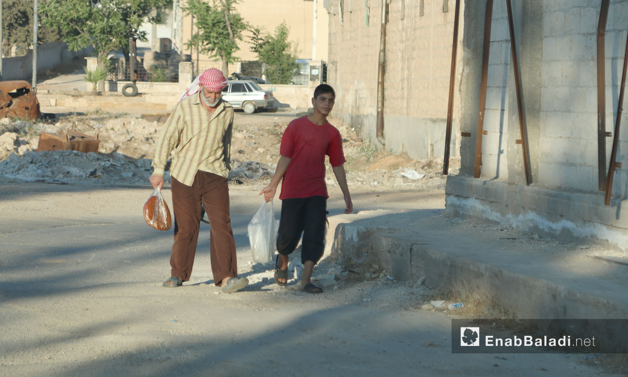 من سكان مدينة سراقب بريف إدلب يحملون حوائجهم - 17 حزيران 2017 (عنب بلدي)