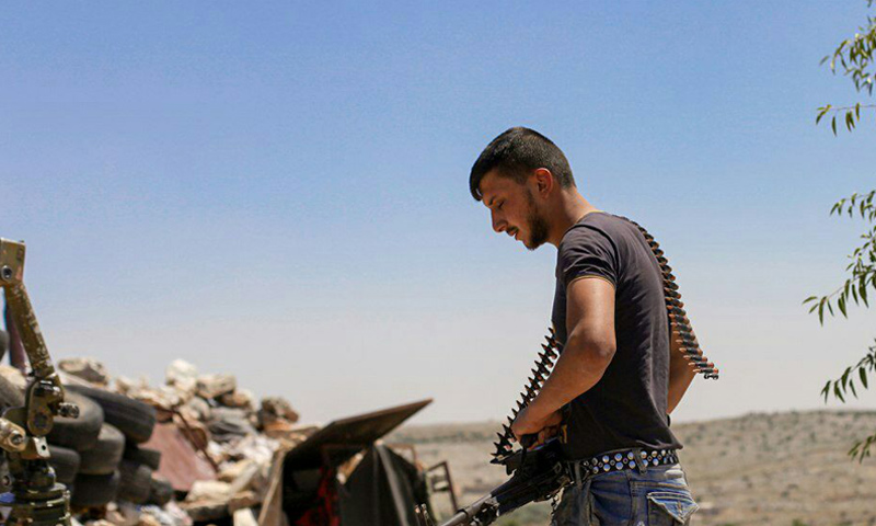 مقاتل من حركة أحرار الشام الإسلامية على الجبهات العسكرية في ريف حلب الغربي - (أحرار الشام)