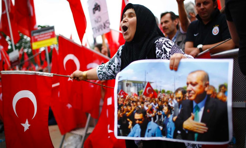 مظاهرة تناصر الرئيس التركي، رجب طيب أردوغان، في ألمانيا (رويترز)