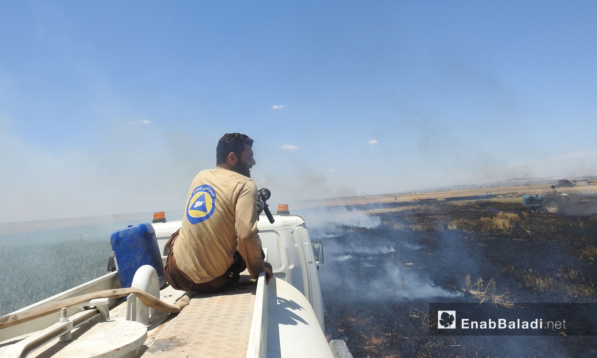 الدفاع المدني يخمد حريقًا في الأراضي الزاعية بين دابق واحتيملات في شمال حلب - 13 حزيران 2017 (عنب بلدي)
