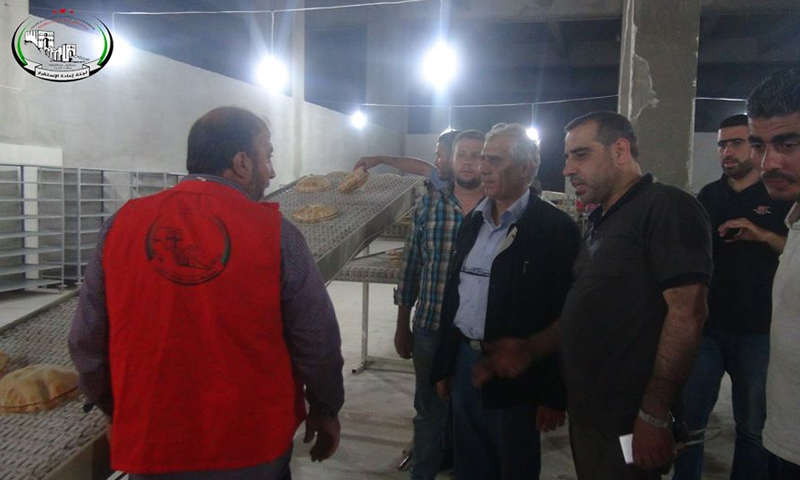 رئيس الحكومة السورية المؤقتة جواد أبو حطب أثناء افتتاح الفرن الآلي في الباب - 6 حزيران - (إعادة الاستقرار)