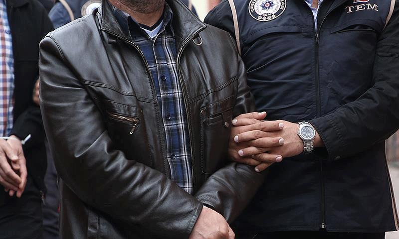 اعتقال موظفين في وزارتي التعليم والمواصلات البحرية التركية، في أنقرة- 6 حزيران (الأناضول)