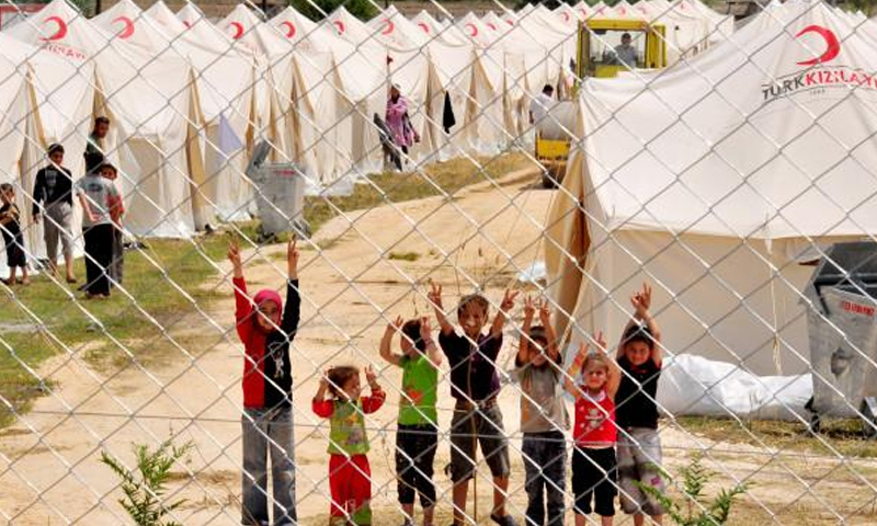 أطفال سوريون في إحدة المخيمات التركية الحدودية مع سوريا - (انترنت)