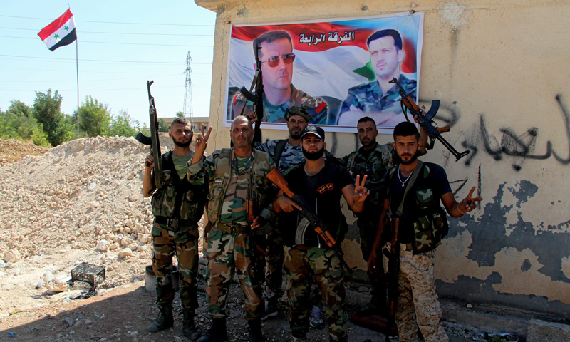 عناصر من قوات الأسد خلال المعارك الدائرة ضد تنظيم الدولة في ريف حلب الشرقي - (سبوتنيك)