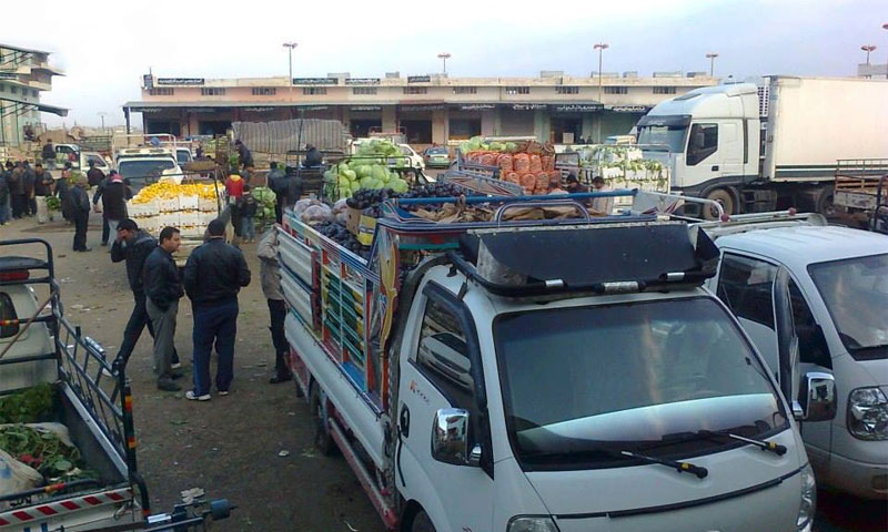 شاحنات في سوق الهال في مدينة طفس بدرعا (انترنت)