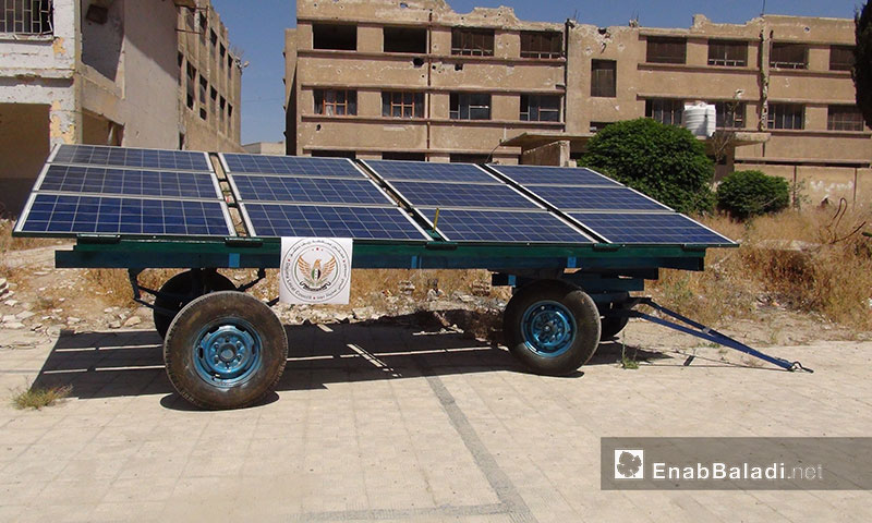 عربة طاقة شمسية توفر المياه لمدارس مدينة دوما في الغوطة - حزيران 2017 (عنب بلدي) 
