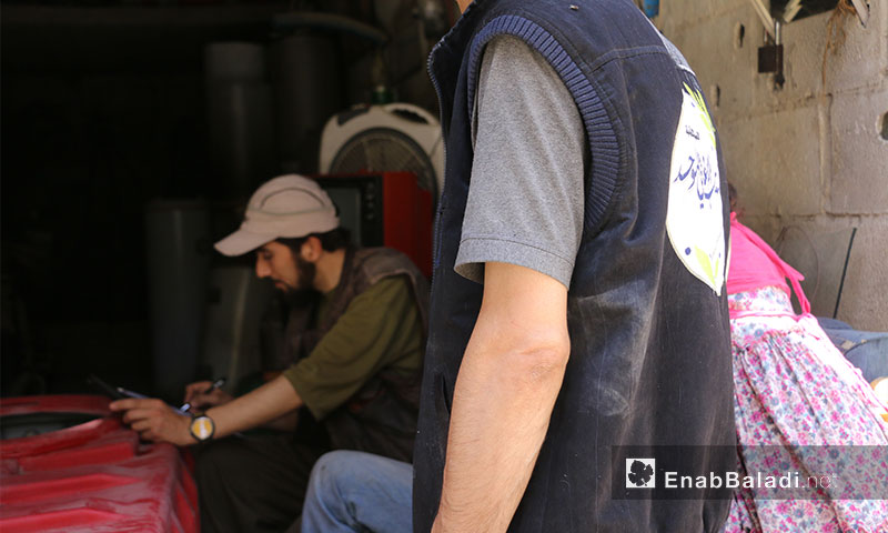 مندوبو المكتب الإغاثي يوزعون الاستبيان على أهالي الغوطة قبل رمضان - أيار 2017 (عنب بلدي)