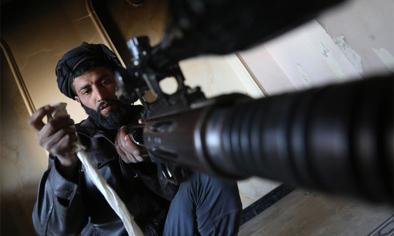 مقاتل من جيش الإسلام ينظف بندقيته على إحدى الجبهات العسكرية في مدينة حرستا شرق دمشق - شباط 2017 - (afp)
