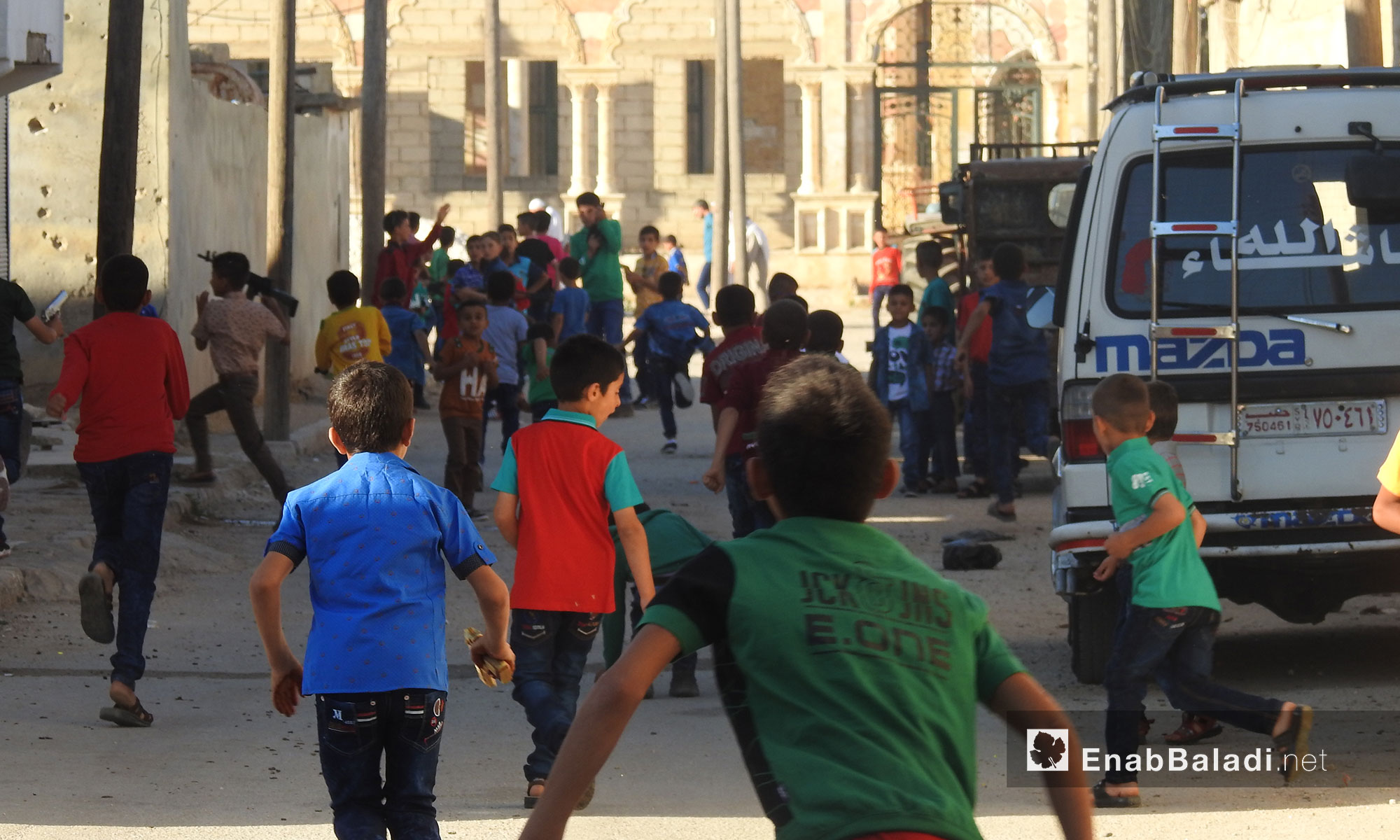 أطفال من مدينة دابق شمال حلب يتوجهون لميدان العيد أول أيام عيد الفطر - 25 حزيران 2017 (عنب بلدي) 