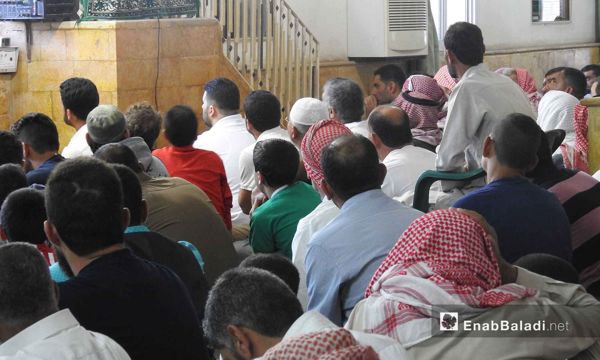 المصلون في أحد جوامع بلدة دابق شمال حلب يستمعون لخطبة العيد