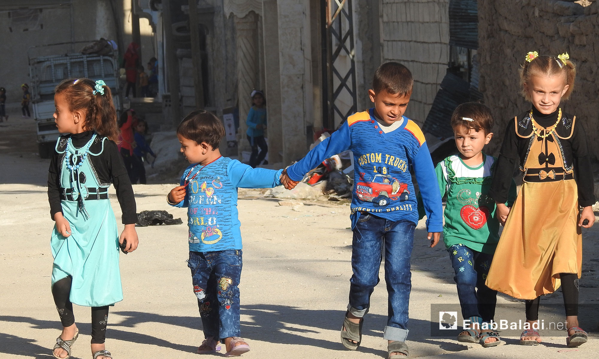 أطفال من مدينة دابق شمال حلب يتوجهون لميدان العيد أول أيام عيد الفطر - 25 حزيران 2017 (عنب بلدي) 