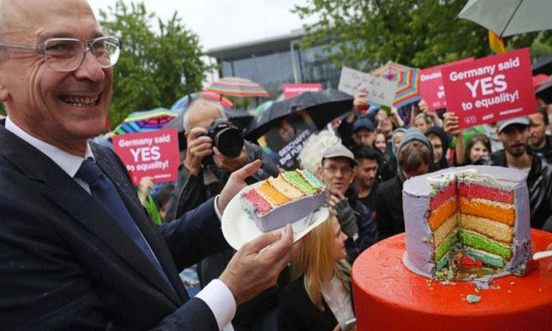 نائب زعيم حزب "الخضر" الألماني فولكر بيك، المساند لزواج المثليين في احتفالية لنجاح التصويت عليه (BBC)