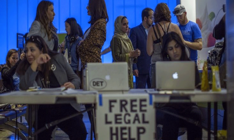 محامو الهجرة في مطار لوس أنجلوس يعرضون الخدمة المجانية على الزوار من دول الحظر (BBC)