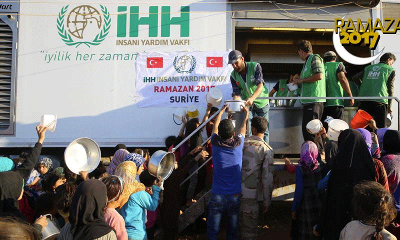 منظمة الإغاثة وحريات الإنسان التركية (İHH) توزع وجبات إفطار في مناطق داخل سوريا (الأناضول)