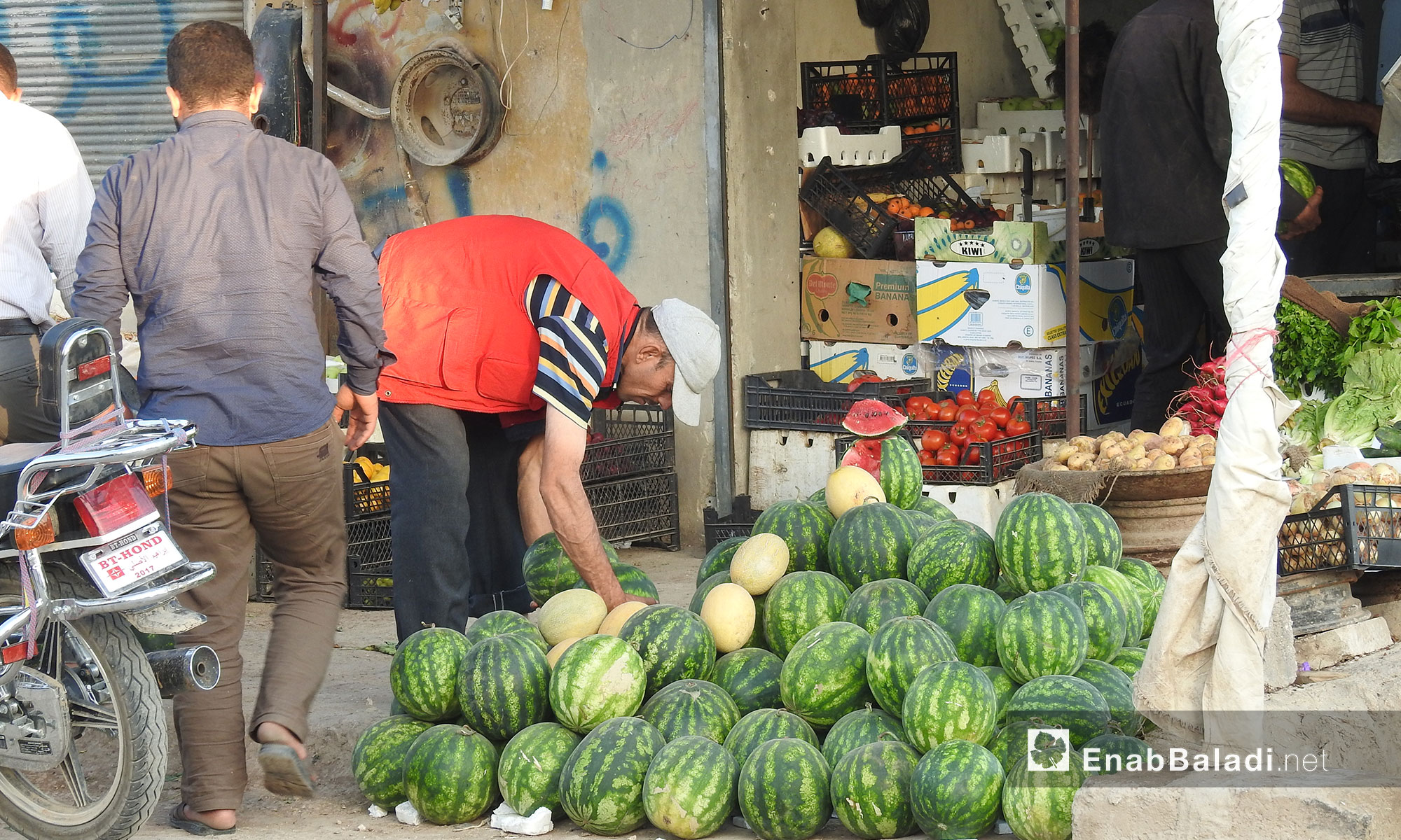 الأسواق في اليوم الثاني عشر من شهر رمضان في بلدة احتيملات بريف حلب - 7 حزيران 2017 (عنب بلدي)