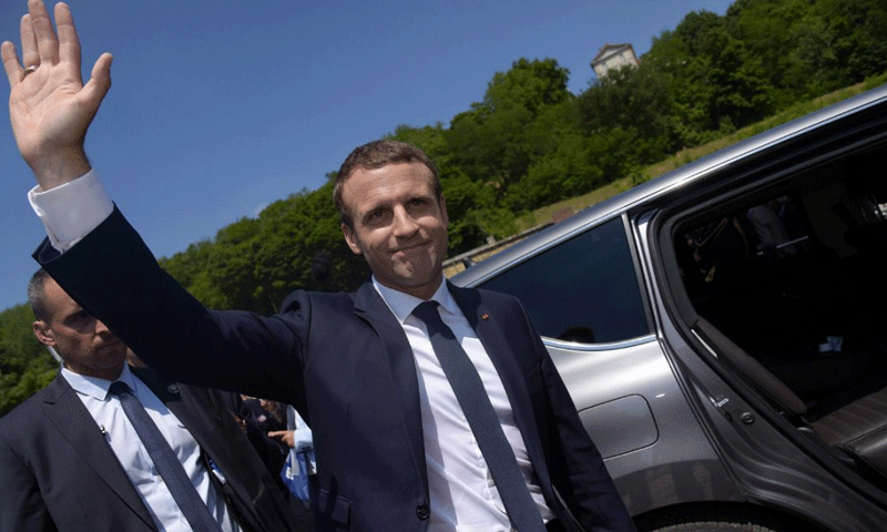 الرئيس الفرنسي، إيمانيول ماكرون، عقب فوز حزبه "الجمهورية إلى الأمام!"، في الانتخابات التشريعية، باريس، فرنسا- 18 حزيران (رويترز)