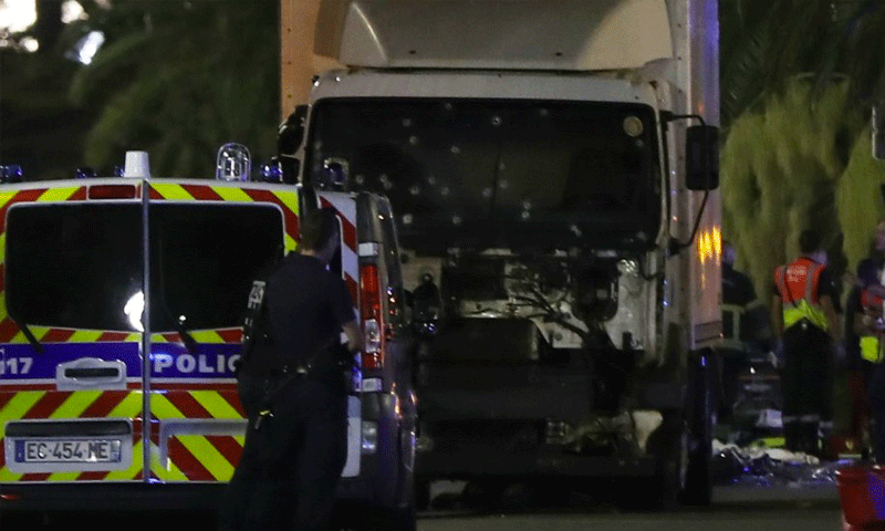 الشاحنة التي استهدفت المارة في مدينة نيس جنوب شرق فرنسا- 14 تموز عام 2016 (france 24)