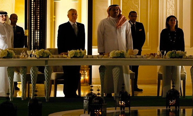 وزيري الدفاع القطري، خالد العطية، والأمريكي، جون ماتيس في الدوحة- 22 نيسان 2017 (غيتي)