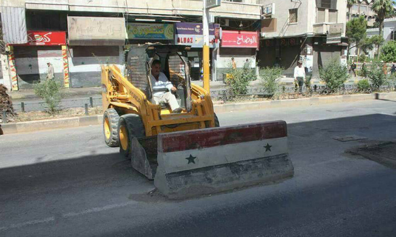 إزالة حاجز لقوات الأسد وسط مدينة حماة- الأربعاء 28 حزيران (فيس بوك)