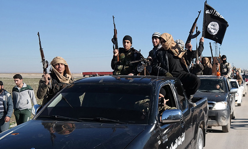 عناصر من تنظيم الدولة الإسلامية في دير الزور - (ap)