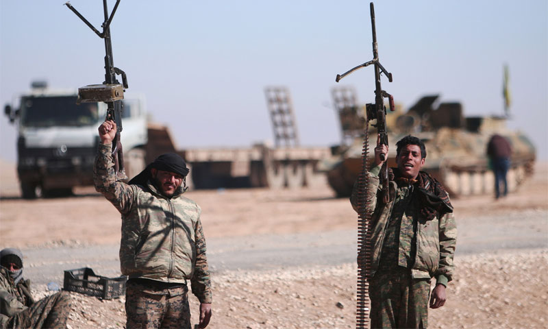 عناصر من قوات سوريا الديموقراطية في محيط مدينة الرقة - كانون الأول 2016 - (رويترز)
