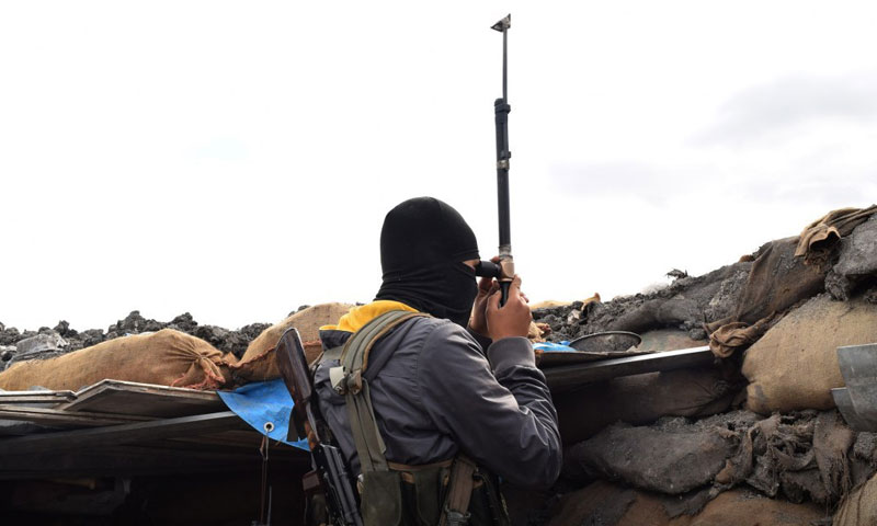 مقاتل في هيئة تحرير الشام في سهل الغاب غرب حماة (وكالة إباء)
