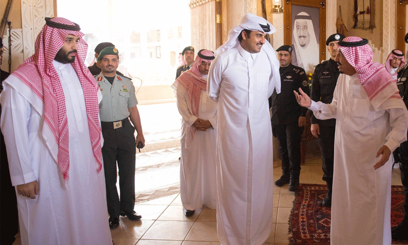 الملك السعودي، سلمان بن عبد العزيز، والأمير القطري، تميم بن حمد آل ثاني (واس)