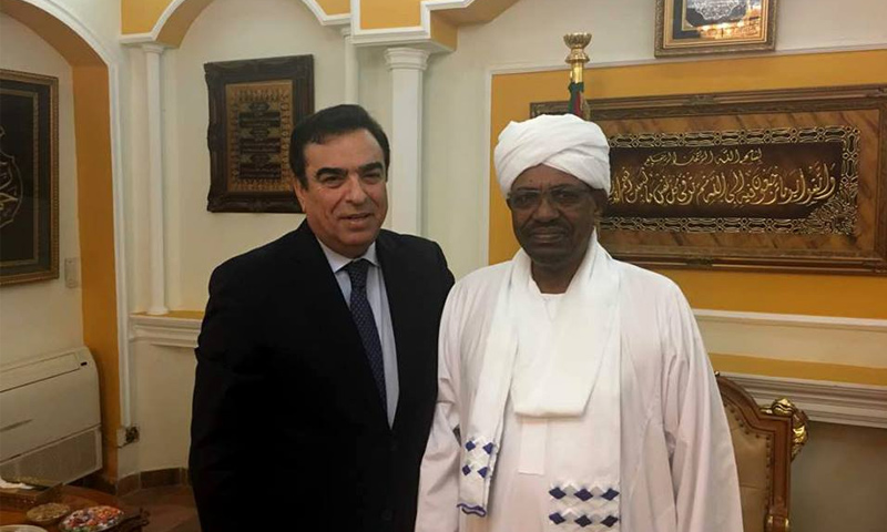 رئيس السودان عمر البشير إلى جانب الإعلامي جورج قرادحي (فيس بوك)