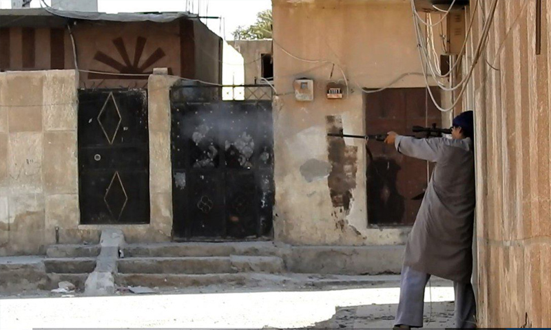 مقاتل من تنظيم الدولة الإسلامية في مدينة الرقة شمال شرق سوريا - (أعماق)
