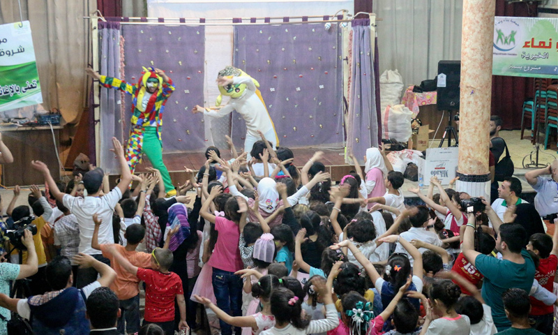 حفل ينفذه أعضاء فرقة "بامبينو" في إدلب (جمعية بناء ونماء)