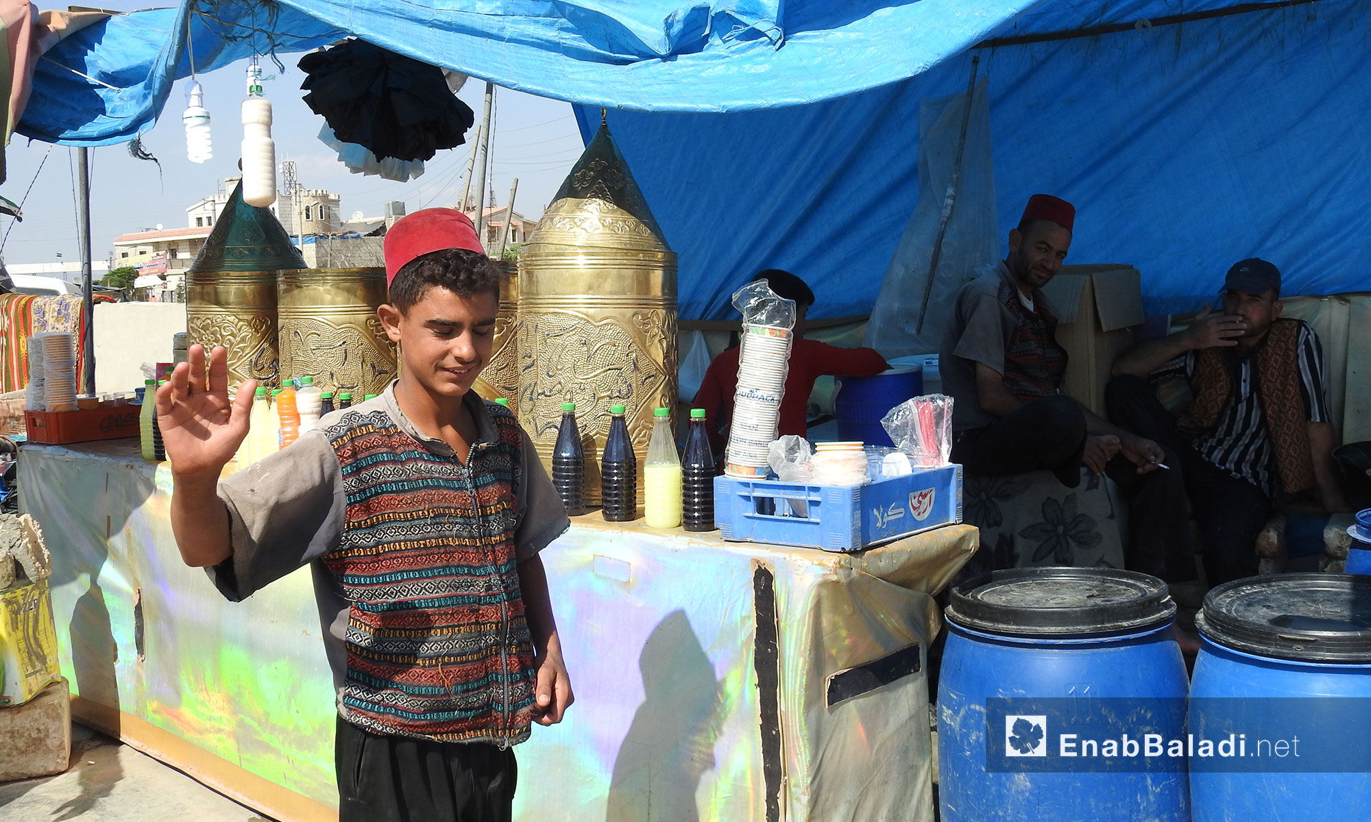 إقبال على بائع مشروبات شعبية باردة بالتزامن مع موجة الحر في قرية سجو بريف حلب الشمالي - 6 تمور 2017 (عنب بلدي)