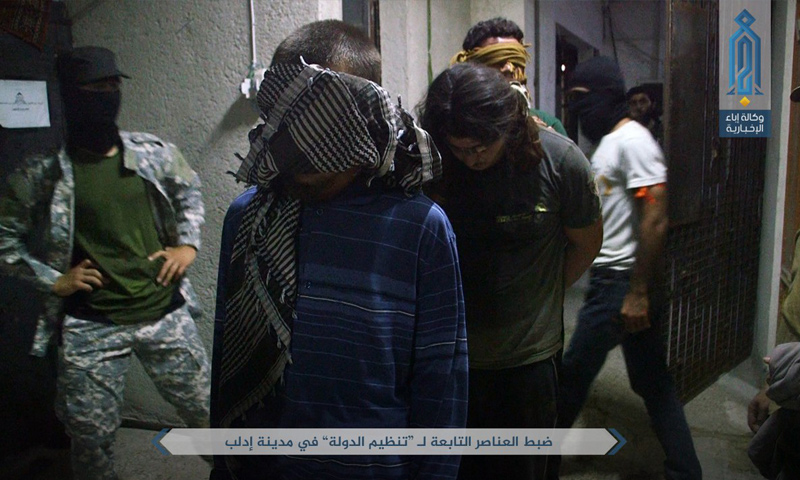 معتقلون تقول "تحرير الشام" إنهم يتبعون لتنظيم "الدولة الإسلامية" في إدلب - 9 تموز 2017 (وكالة إباء)