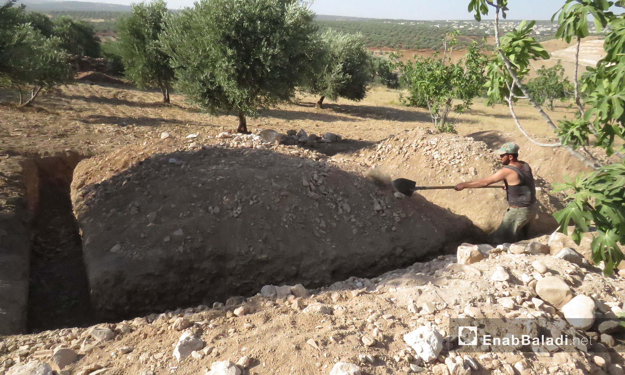 اكتشف أحد سكان معرتحرمة في ريف إدلب الجنوبي مغارة أثناء حفره أساسات لبناء منزل
