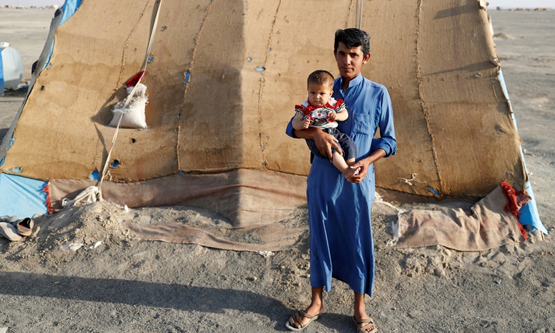نازح من مدينة الرقة في إحدى المخيمات المحيطة بالمحافظة - (رويترز)