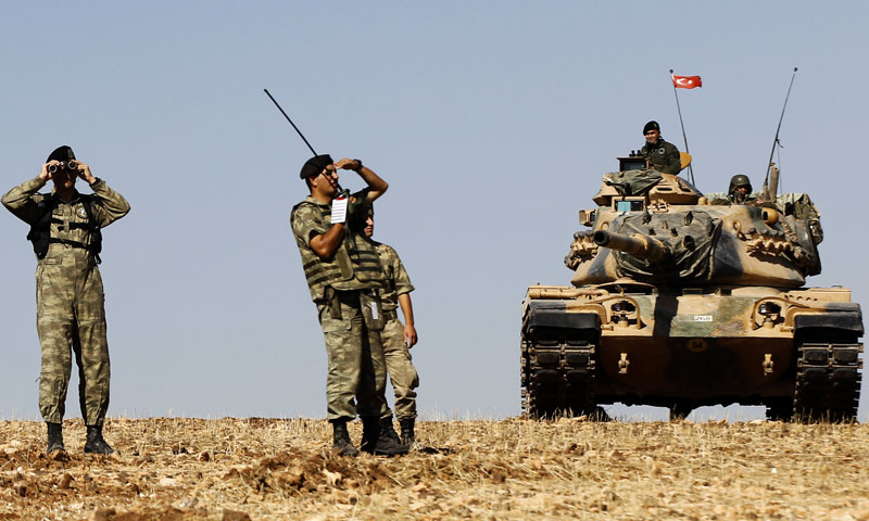 وحدة من الجيش التركي على الحدود السورية قرب ولاية شانلي أورفة - 2014 (EPA)