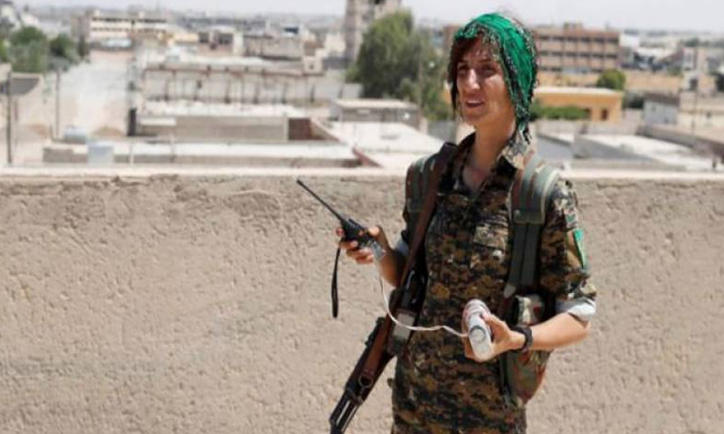 مقاتلة من قوات سوريا الديموقراطية في محيط مدينة الرقة - (رويترز)