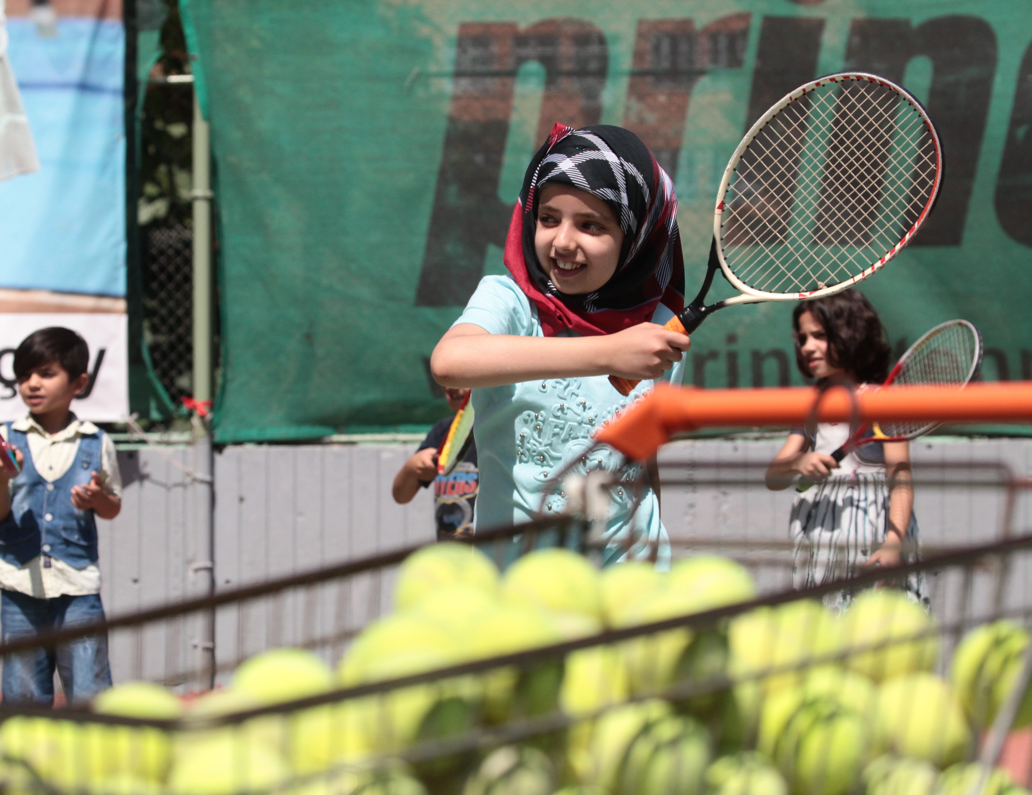 طفلة سورية تتدرب على التنس في صالة رياضية في أضنة النركية- الإثنين 17 تموز 2017 (إخلاص)