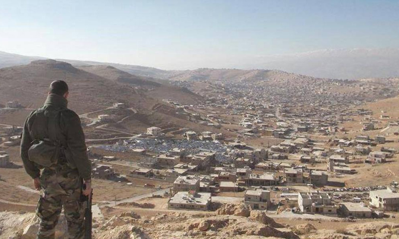 عنصر في الجيش اللبناني على مشارف قرية عرسال الحدودية بين لبنان وسوريا - (انترنت)