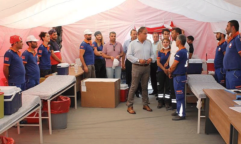 والي كلس التركية، محمد تكينار أسلان، داخل خيمة للقاح الأطفال السوريين العائدين من سوريا- الأربعاء 5 تموز (الأناضول)