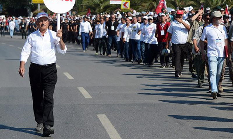 حذاء زعيم حزب المعارضة الرئيسية التركية، كمال قيليتشدار أوغلو، في مسيرة "العدالة" من أنقرة إلى إسطنبول (إخلاص)