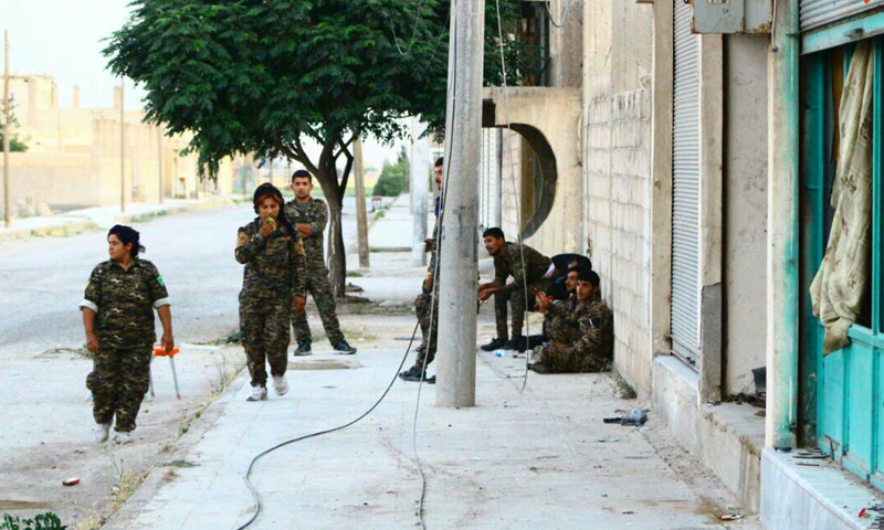 مقاتلون من قوات سوريا الديموقراطية في محيط مدينة الرقة - 9 حزيران 2017 - (غضب الفرات)