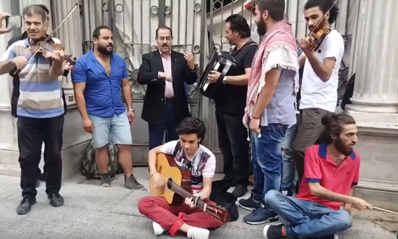 الفنان التونسي لطفي بو شناق يشارك فرقة سورية الغناء - اسطنبول 4 تموز 2017 - (فيس بوك)
