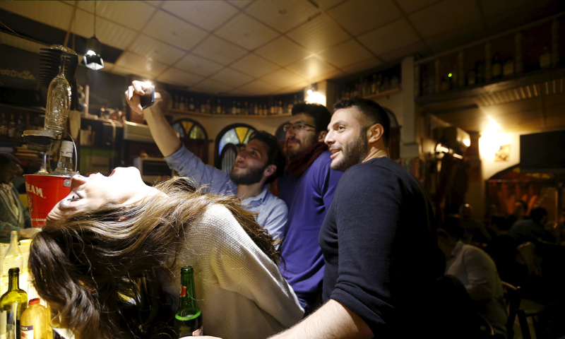 شباب سوريون في حانة بدمشق (رويترز)