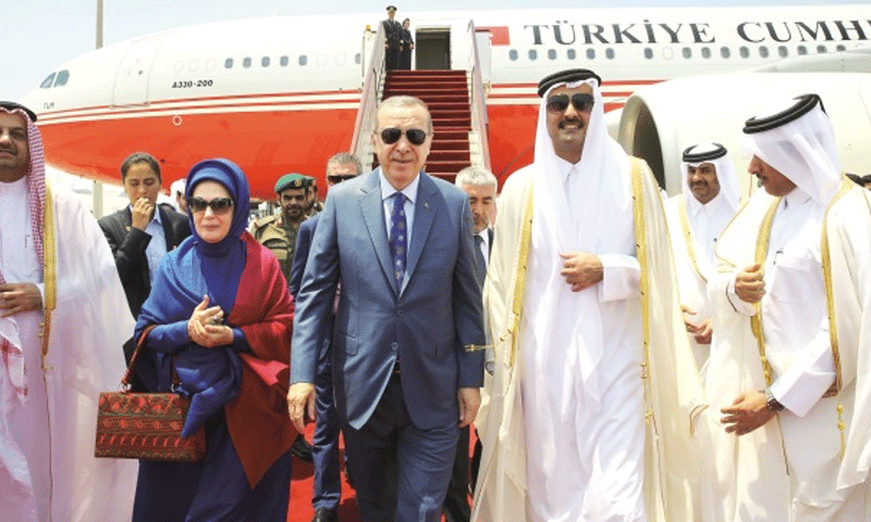 الرئيس التركي، رجب طيب اردوغان، والأمير القطري، تميم بن حمد آل ثاني، في الدوحة- 24 تموز 2017 (يني شفق)