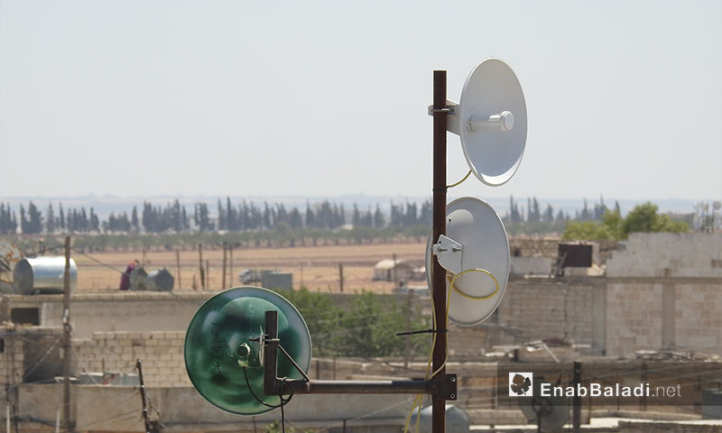 أطباق هوائية لاقطة للحصول على شبكة الانترنت من تركيا في ريف حلب الشمالي - 15 تموز 2017 - (عنب بلدي)